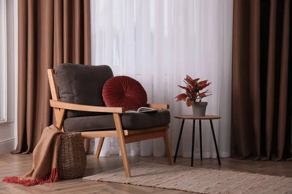 Gemütliche Sessel Und Pflanzen Fensternähe Innenbereich Innenarchitektur — Stockfoto