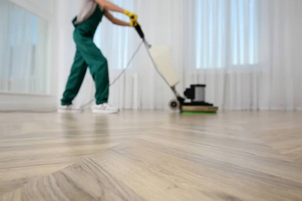 Vista Borrosa Del Piso Parquet Limpieza Conserje Profesional Con Máquina — Foto de Stock