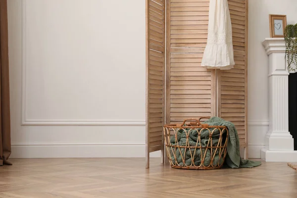 Tela Dobrável Madeira Cesta Vime Com Cobertor Quarto Design Interiores — Fotografia de Stock