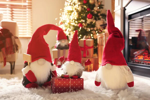 Lindos Gnomos Navidad Regalo Habitación Con Decoraciones Festivas — Foto de Stock