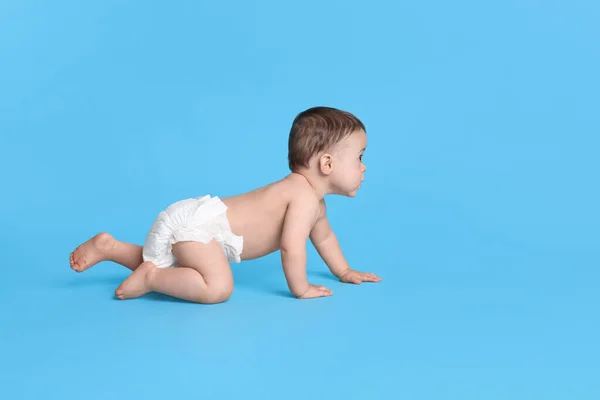 Lindo Bebé Pañal Suave Seco Arrastrándose Sobre Fondo Azul Claro — Foto de Stock
