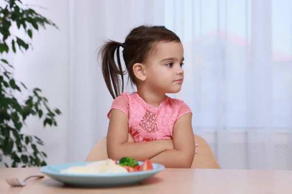 Nettes Kleines Mädchen Weigert Sich Ihr Frühstück Hause Essen — Stockfoto
