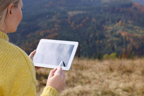 Dibujo Mujer Joven Con Tableta Gráfica Las Montañas Primer Plano — Foto de Stock