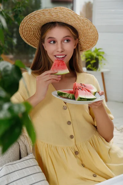 Hermosa Adolescente Comiendo Sandía Casa — Foto de Stock