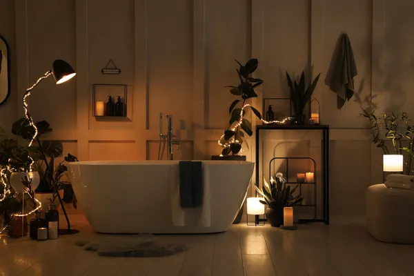 Stílusos Fürdőszoba Belső Szobanövényekkel Húros Lámpákkal Lakástervezés — Stock Fotó
