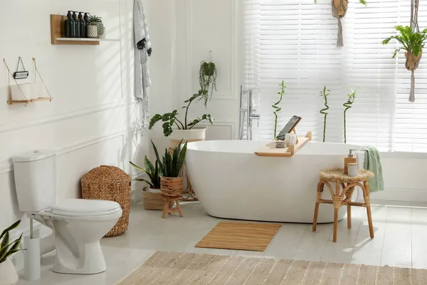 Elegante Bañera Blanca Plantas Interior Verdes Baño Diseño Interiores — Foto de Stock