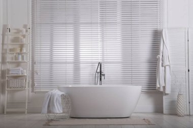 Modern beyaz küvetle en az banyo içi