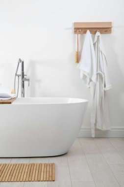Modern beyaz küvetli şık bir banyo.