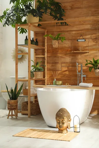 Interior Elegante Banheiro Com Banheira Branca Plantas Sala Verdes Perto — Fotografia de Stock