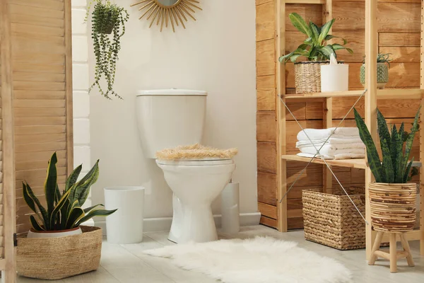 浴室里的马桶和绿色的室内植物 室内设计 — 图库照片