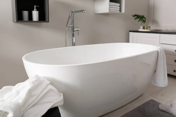 Elegante Baño Interior Con Bañera Blanca Moderna — Foto de Stock