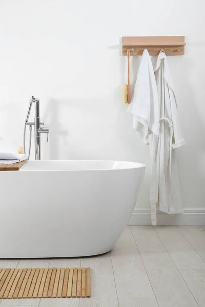 Elegante Baño Interior Con Bañera Blanca Moderna —  Fotos de Stock