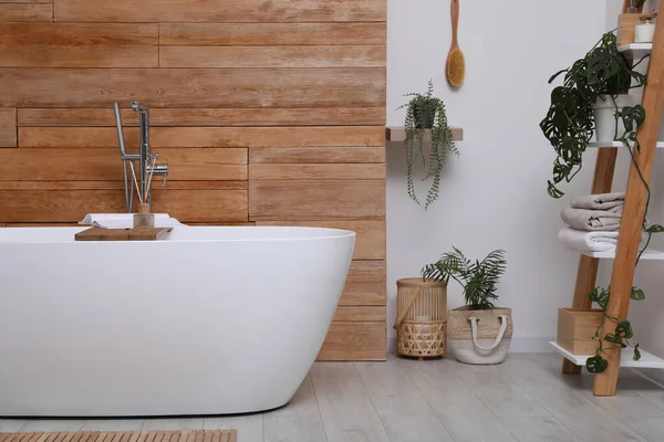 Banheira Branca Belas Plantas Banheiro Design Interiores — Fotografia de Stock