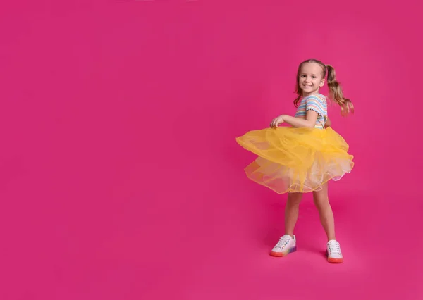 Menina Bonito Tutu Saia Dançando Fundo Rosa Espaço Para Texto — Fotografia de Stock