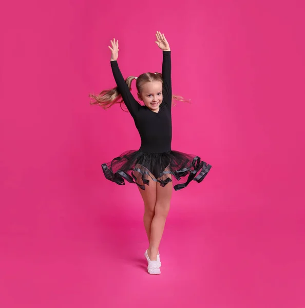 Schattig Klein Meisje Zwart Jurk Dansen Roze Achtergrond — Stockfoto