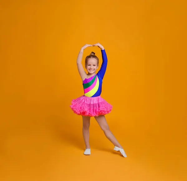 Linda Niña Traje Bailando Sobre Fondo Naranja — Foto de Stock