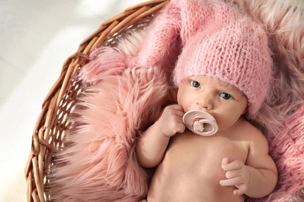Очаровательный Новорожденный Ребенок Пустышкой Плетеной Корзине Вид Сверху — стоковое фото