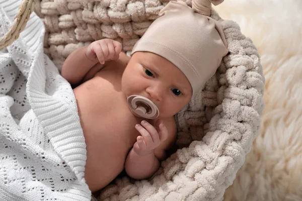 Bebê Recém Nascido Adorável Com Chupeta Cesta Vime Vista Acima — Fotografia de Stock