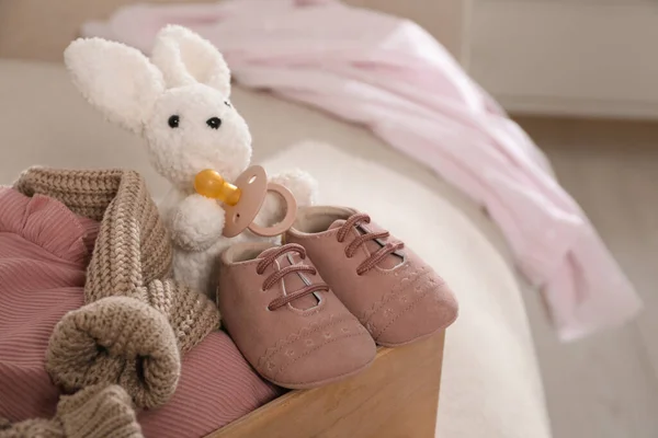 Holzkiste Mit Kinderkleidung Schuhen Und Spielzeughasen Auf Dem Sofa Zimmer — Stockfoto