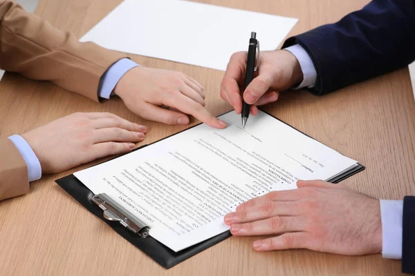 Biznesmeni Podpisują Umowę Przy Drewnianym Stole Zamykają Ręce — Zdjęcie stockowe