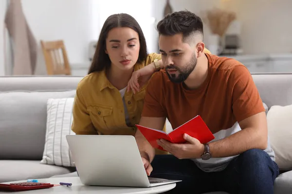 Casal Jovem Discutindo Orçamento Familiar Casa — Fotografia de Stock