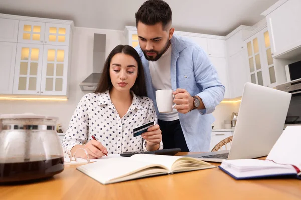 Pareja Joven Discutiendo Presupuesto Familiar Cocina — Foto de Stock