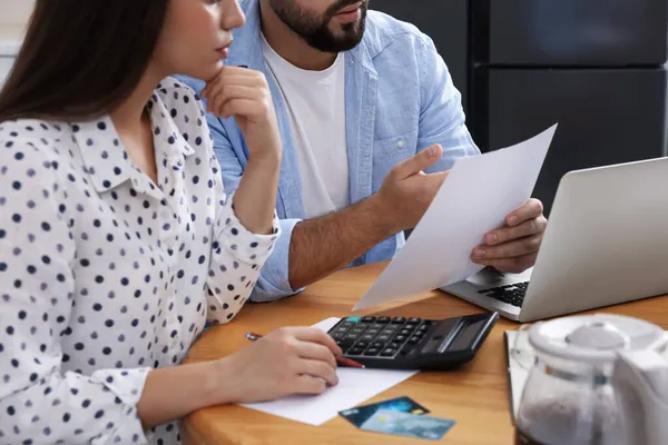 Pareja Joven Discutiendo Presupuesto Familiar Cocina Primer Plano — Foto de Stock