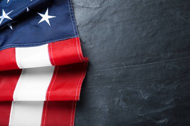 Ulusal Amerikan bayrağı siyah masada, üst manzara. Metin için boşluk