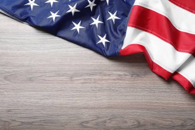 Ulusal Amerikan bayrağı ahşap masada, üst manzara. Metin için boşluk