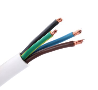 Beyaz arka planda ceketli renkli kablolar, yakın plan. Elektrikçi malzemesi.