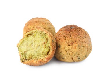 Beyaz arka planda nefis kızarmış falafel topları.