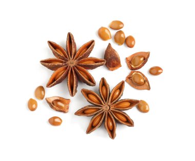 Beyaz arkaplanda tohumları olan anason yıldızlarını kurut, üst görünüm