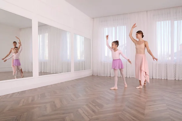 Pequena Bailarina Sua Professora Praticando Movimentos Dança Estúdio — Fotografia de Stock