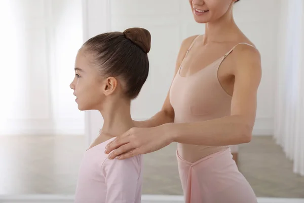 Ballettlehrerin Fixiert Haltung Eines Kleinen Mädchens Studio — Stockfoto