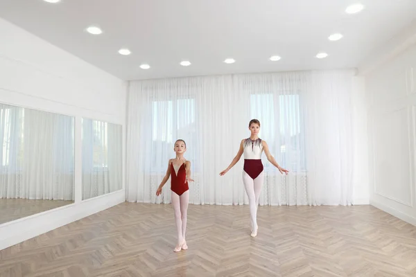 Pequena Bailarina Sua Professora Praticando Movimentos Dança Estúdio — Fotografia de Stock