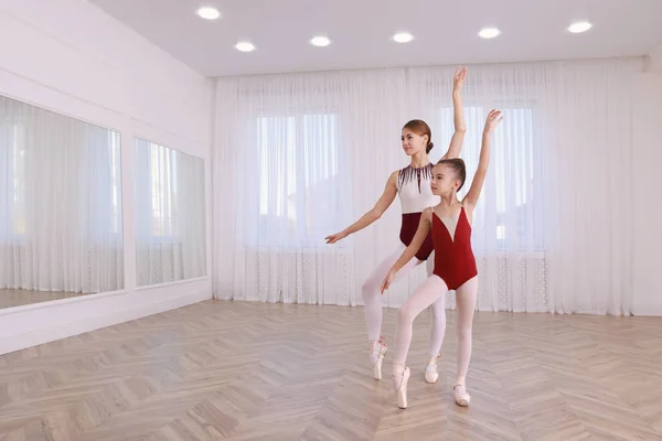 Pequena Bailarina Sua Professora Praticando Movimentos Dança Estúdio Espaço Para — Fotografia de Stock