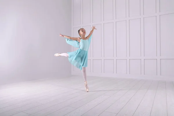 Linda Bailarina Vestida Dançando Estúdio Espaço Para Texto — Fotografia de Stock