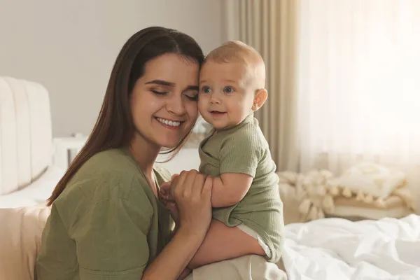 Feliz Joven Madre Con Lindo Bebé Cama Casa — Foto de Stock