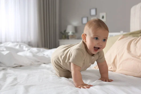 Lindo Bebé Arrastrándose Cama Casa — Foto de Stock