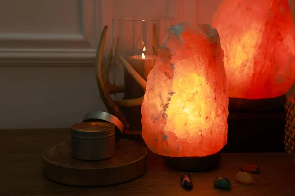 Lampade Sale Himalayane Candele Pietre Preziose Tavolo Legno Vicino Alla — Foto Stock