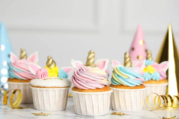 Dolci Cupcake Unicorno Carino Decorazioni Festive Sul Tavolo Marmo Bianco — Foto Stock