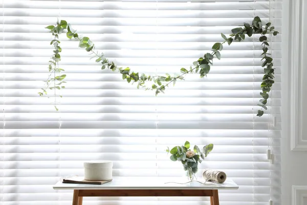 Chambre Élégante Décorée Avec Belle Guirlande Eucalyptus — Photo