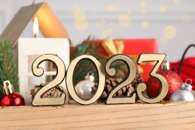2023 numara ve ahşap tepside şenlikli dekor, yakın plan. Mutlu yıllar.