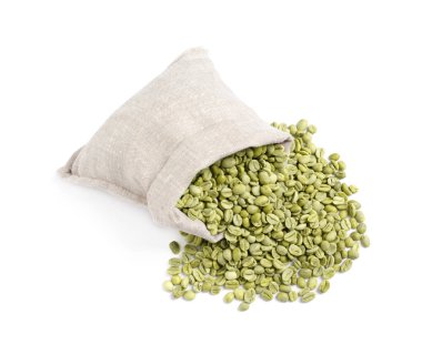 Beyaz arka planda yeşil kahve çekirdekleri olan çuval bezi torbası ters dönmüş.