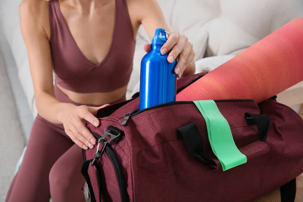 女性は家でバッグにトレーニングのためのスポーツのものを詰め クローズアップ — ストック写真