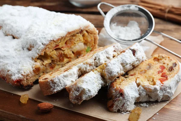 Tradicional Navidad Stollen Con Azúcar Polvo Sobre Tabla Madera Primer —  Fotos de Stock