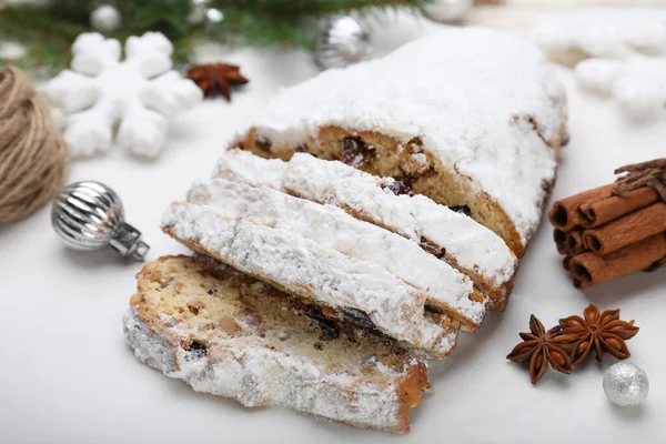 Tradycyjne Boże Narodzenie Stollen Cukrem Pudrem Białej Planszy Zbliżenie — Zdjęcie stockowe