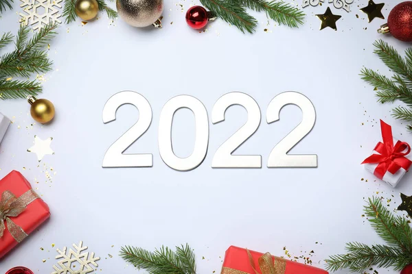 Composição Leigos Plana Com Número 2022 Decoração Festiva Fundo Branco — Fotografia de Stock