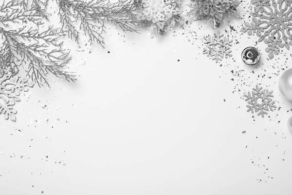 Baubles Płatki Śniegu Dekoracyjne Gałęzie Białym Tle Płaski Leżał Miejsca — Zdjęcie stockowe