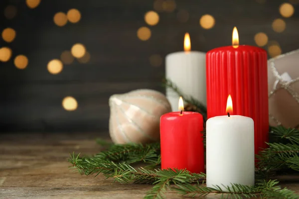 Κάψιμο Κεριών Και Εορταστική Διακόσμηση Ξύλινο Τραπέζι Κατά Θολή Χριστουγεννιάτικα — Φωτογραφία Αρχείου